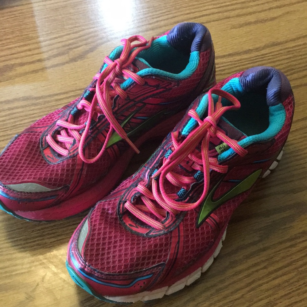 Women’s 8.5 Brooks Tennis Shoes